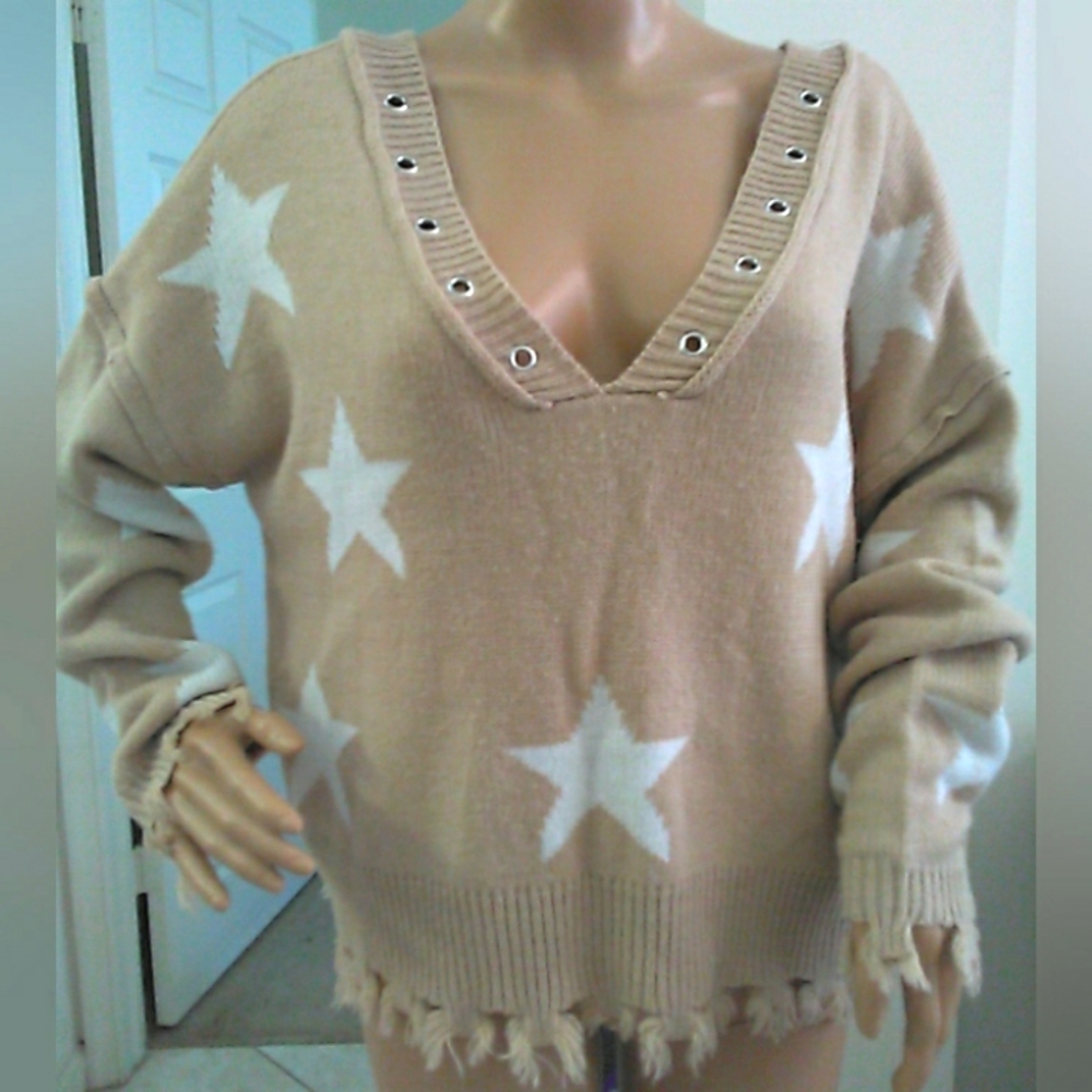 WILLOW MOON NWOT Elegant Tan V-Neck Sweater W/ Star Design SZ. LG Fringy